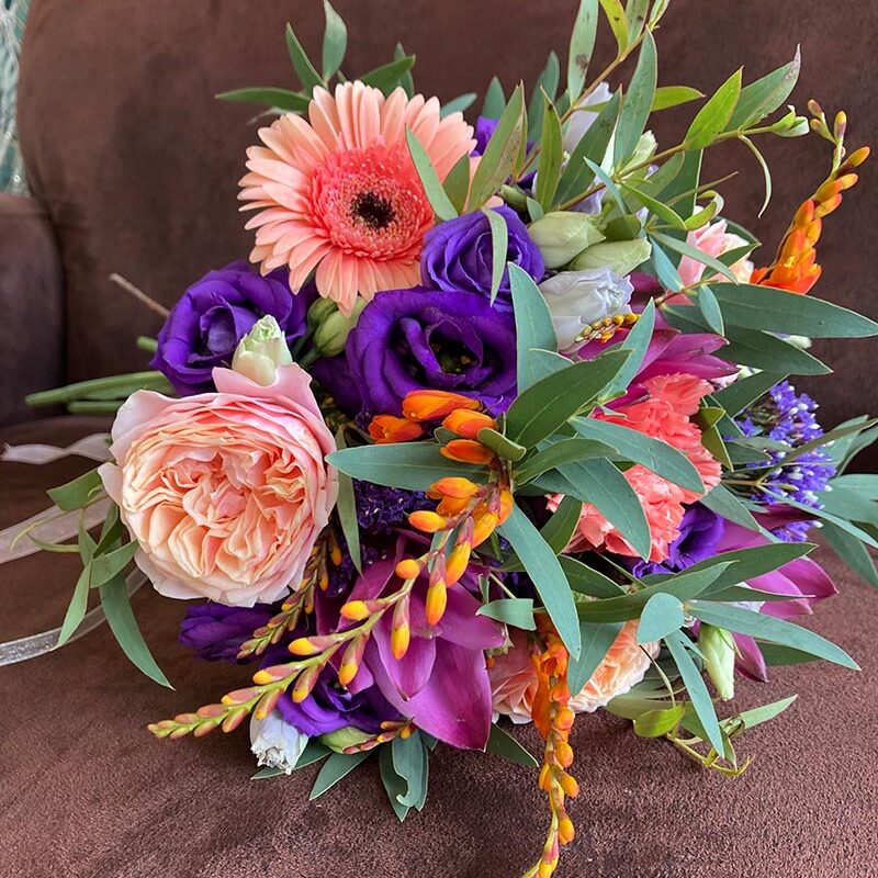 Bouquet d’anniversaire aux couleurs vives, création florale par Pom’Violette