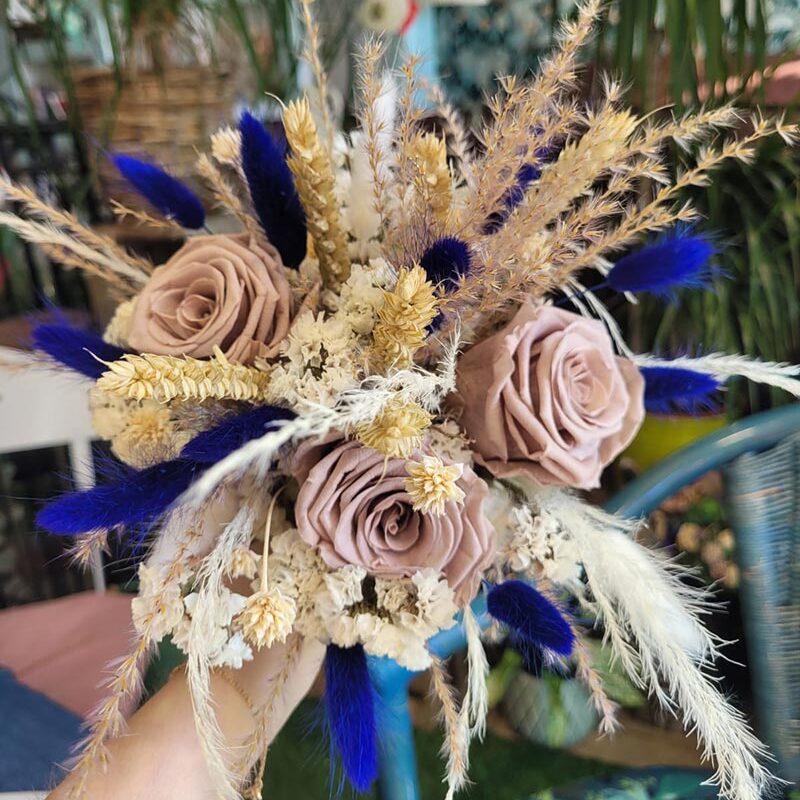 Bouquet de fleurs séchées réalisé avec soin dans l’atelier Pom’Violette