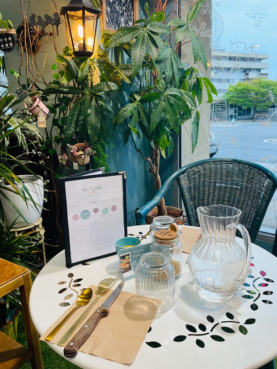 Moment brunch dans l’univers floral et chaleureux du café Pom'Violette
