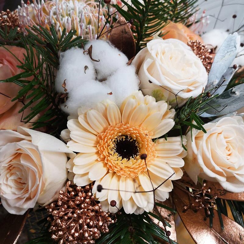 Bouquet de fleurs fraîches pour le Nouvel An, une création hivernale signée Pom’Violette