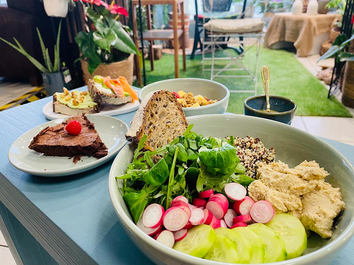 Détails gourmands d’un brunch au café Pom'Violette : ambiance conviviale et fleurie