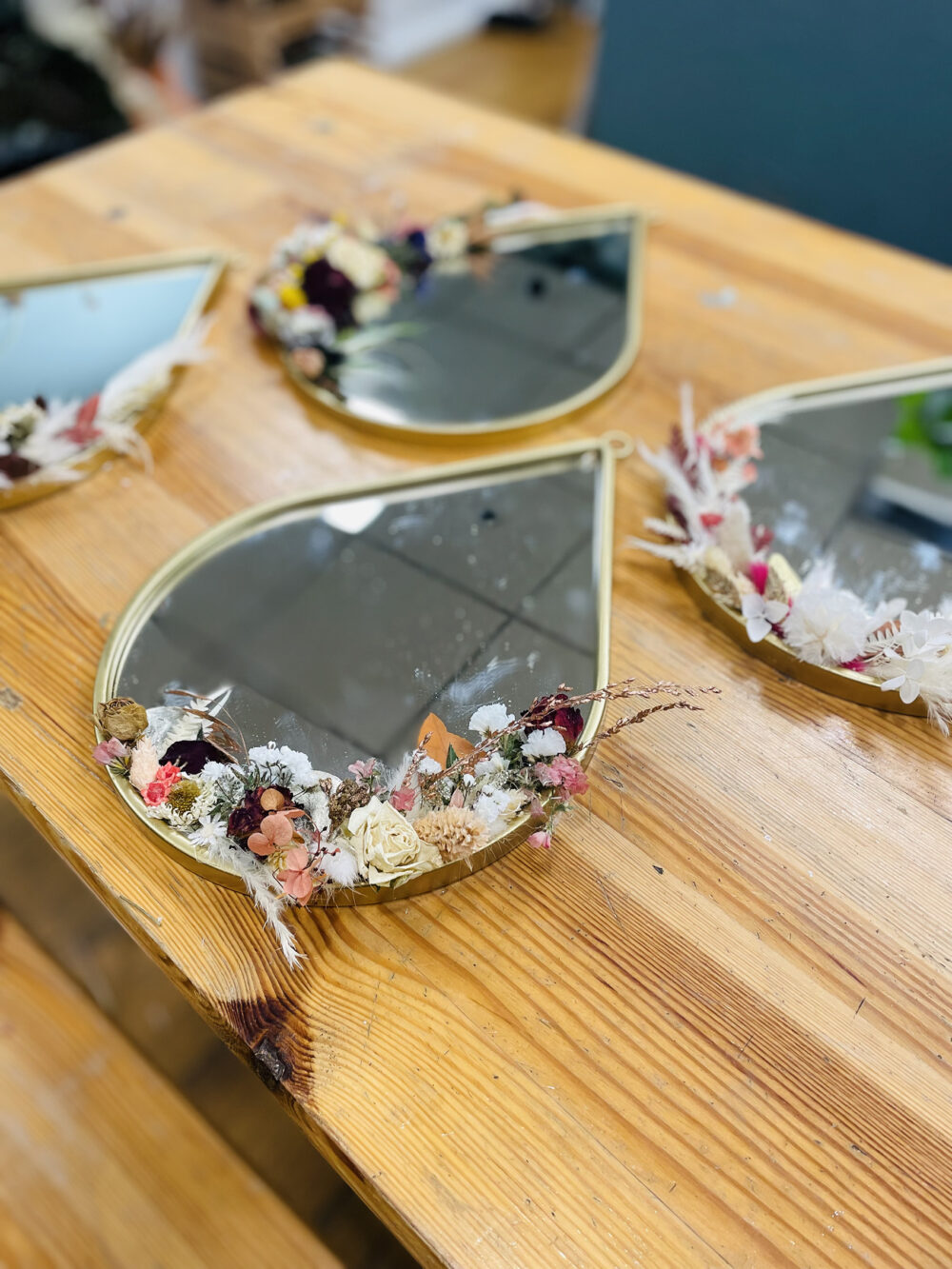 miroir décorés avec des fleurs séchées, atelier floral pom violette gex