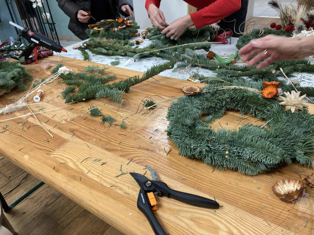 couronne de noël, atelier floral pom violette gex