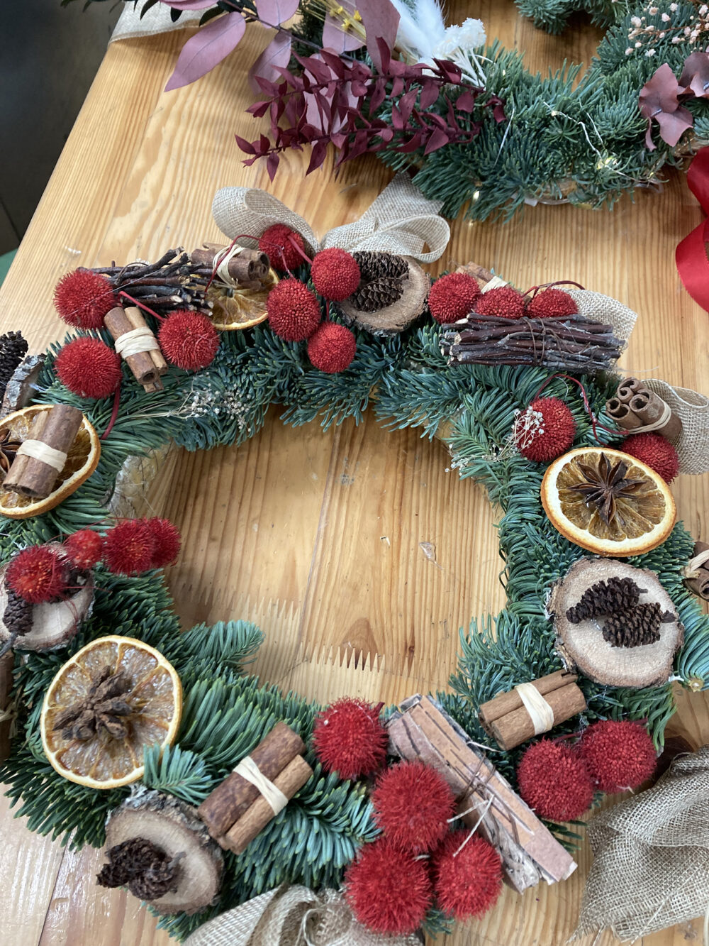 couronne de noël, atelier floral pom violette gex
